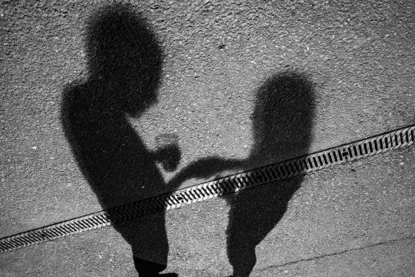 Les Ombres Couple Serrant Main Tenant Des Tasses Sur Sol — Photo