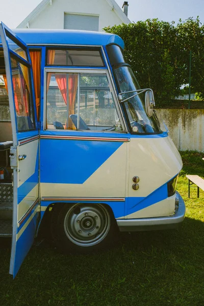 Tiro Vertical Uma Carrinha Azul Vintage Estacionada Num Jardim Num — Fotografia de Stock