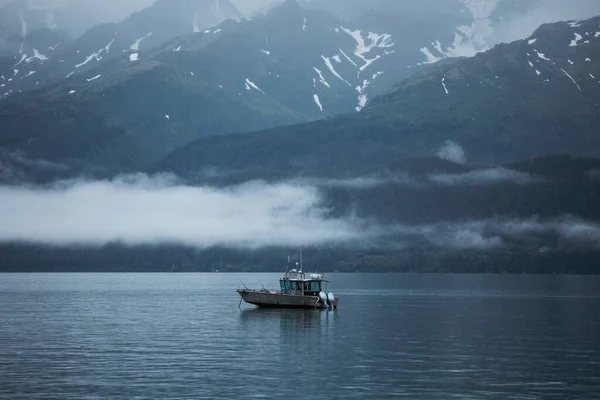 Barco Pesquero Navegando Lago Rodeado Colinas Montañas Una Mañana Brumosa — Foto de Stock