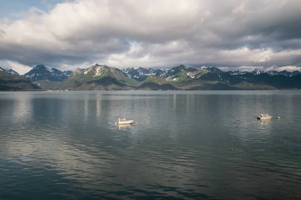 Los Barcos Pesca Que Navegan Lago Rodeado Colinas Montañas Alaska — Foto de Stock