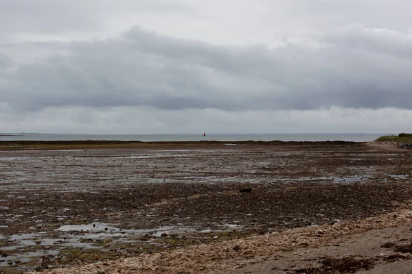 Rivage Rocheux Marée Basse Sous Ciel Nuageux — Photo