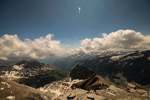 Ein Malerischer Blick Auf Die Schneebedeckten Gipfel Der Berge — Stockfoto