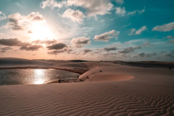 Μια Όμορφη Θέα Μιας Ερήμου Αμμόλοφους Στο Φως Του Ήλιου — Φωτογραφία Αρχείου