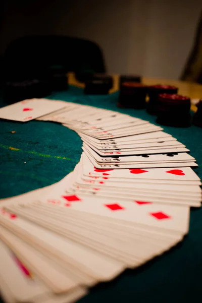Χαρτιά Που Παίζουν Στο Πράσινο Τραπέζι — Φωτογραφία Αρχείου