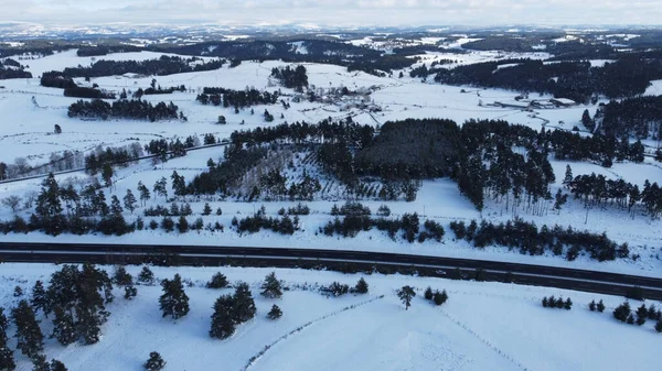 高速公路旁边雪地的鸟瞰图 — 图库照片