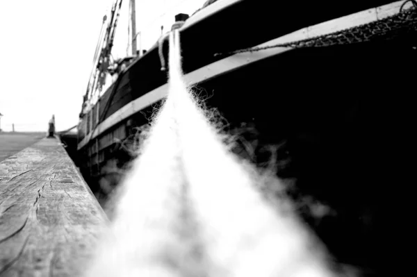 Tiro Tons Cinza Uma Corda Amarrando Barco — Fotografia de Stock