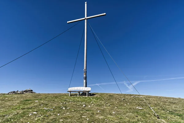 Una Croce Sugli Altopiani Sotto Cielo Luminoso Monte Catino Alpi — Foto Stock