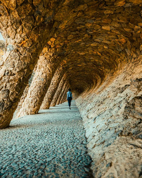 Vista Trasera Una Mujer Caminando Entrada Del Parque Güell Barcelona —  Fotos de Stock