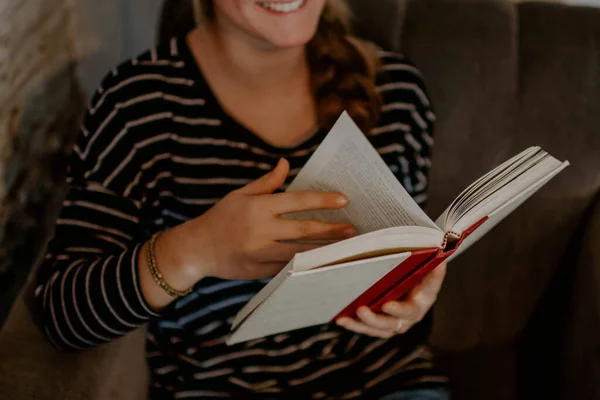 Een Close Shot Van Een Vrouw Draaide Een Pagina Een — Stockfoto