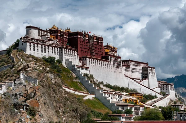 Lhasa China Septiembre 2016 Cielo Nublado Sobre Palacio Potala Ciudad —  Fotos de Stock