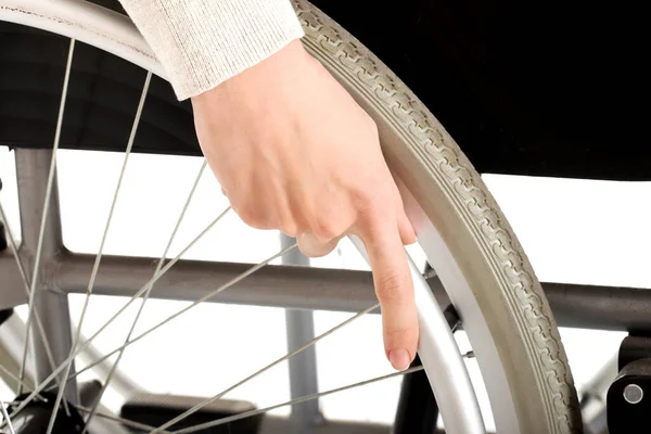 手握着轮椅轮子的妇女的手的特写镜头 — 图库照片
