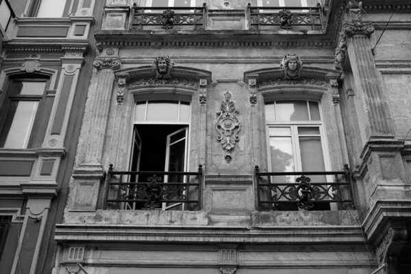 Une Échelle Gris Ancien Bâtiment Altérée Avec Balcon — Photo