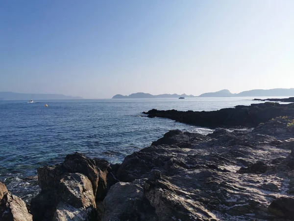 Чудове Видовище Спокійного Північноатлантичного Океану Мерехтить Під Блакитним Небом Іспанії — стокове фото