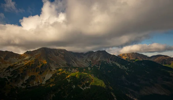 Ein Herrlicher Blick Auf Die Berge Und Wolken — Stockfoto
