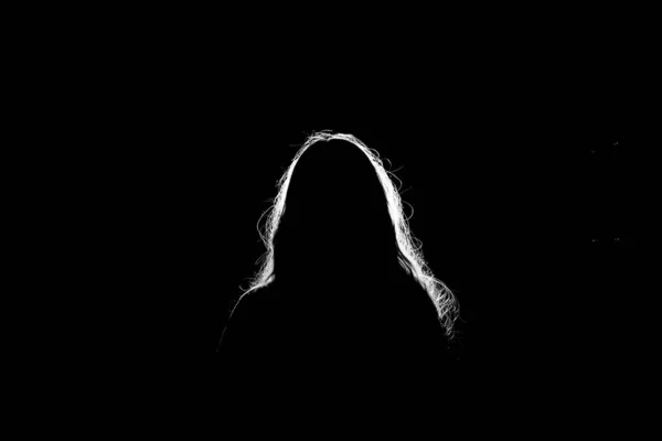 Sylwetka Osoby Długimi Włosami Odizolowanej Czarnym Tle — Zdjęcie stockowe