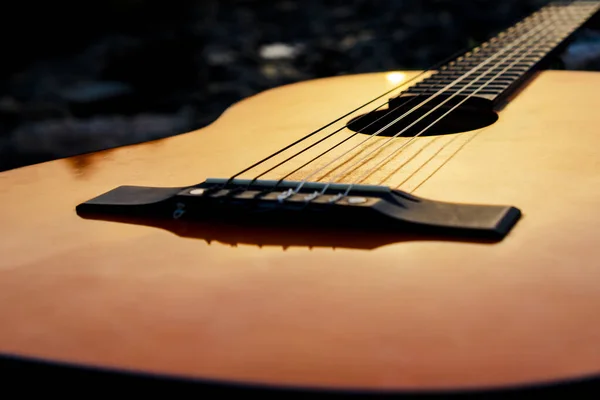 Close Uma Guitarra Madeira Marrom Deitada Chão Durante Pôr Sol — Fotografia de Stock