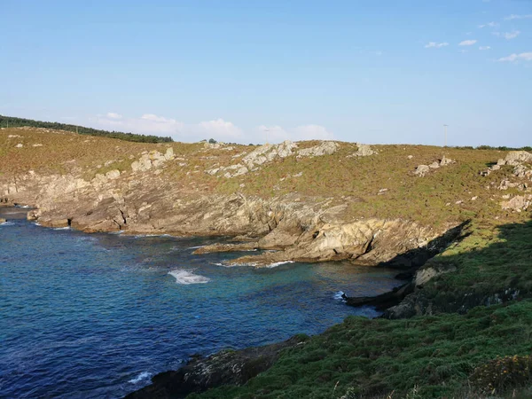 Piękny Widok Spokojny Północny Ocean Atlantycki Błyszczący Pod Błękitnym Niebem — Zdjęcie stockowe