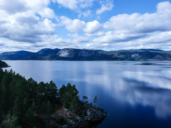 在多云的天空下 海岸上群山茂密的树木映衬着迷人的海景 — 图库照片