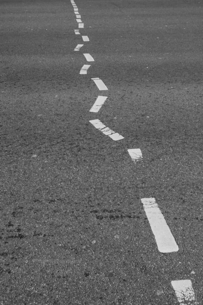 Colpo Verticale Linee Traffico Ondulate Una Strada Asfaltata — Foto Stock