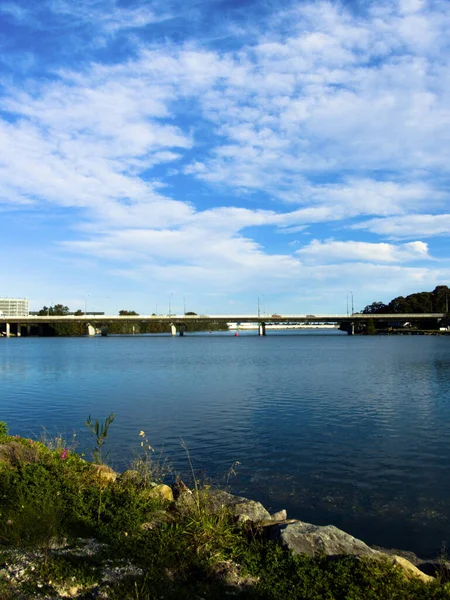 Μια Κάθετη Βολή Μιας Πέτρινης Γέφυρας Πάνω Από Νερό Του — Φωτογραφία Αρχείου