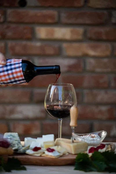 Una Botella Vino Tinto Vertiendo Copa Vino Mesa Comedor — Foto de Stock