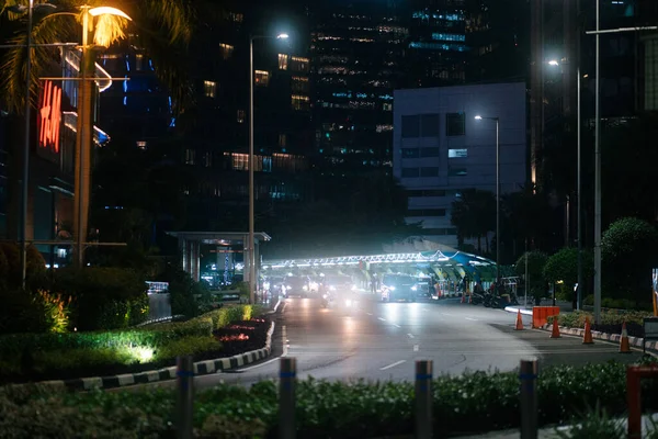 ジャカルタ インドネシア 2021年7月17日 ジャカルタの車からのライトを持つ多くの車で夜の街インドネシア — ストック写真
