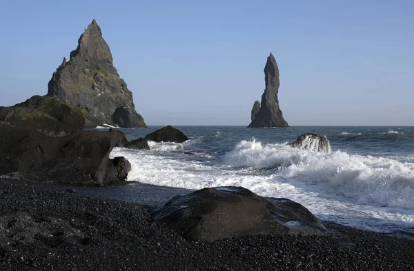 Яркий Летний День Черном Пляже Рейнишджары Исландии Волнами Разбивающимися Берег — стоковое фото