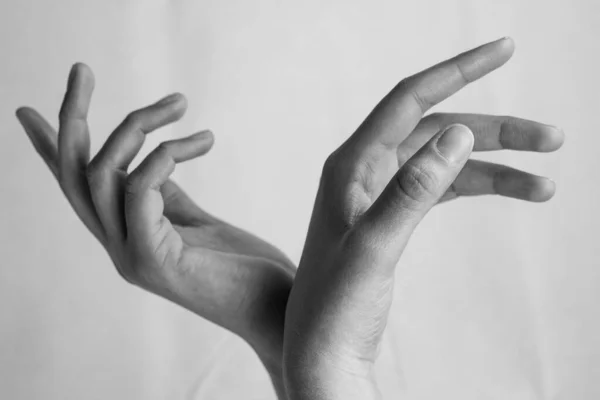 Eine Graustufenaufnahme Posierender Hände — Stockfoto