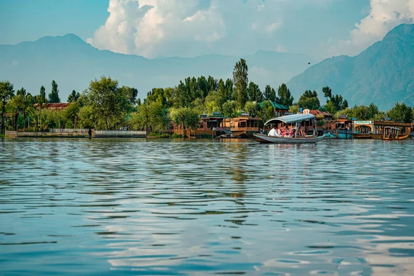 Una Vista Hermoso Lago Dal Árboles Fondo Srinagar India — Foto de Stock