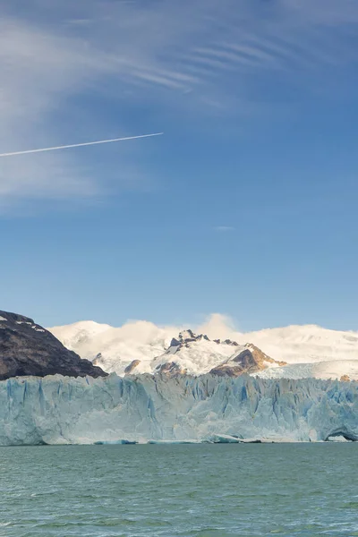 Uma Bela Vista Das Montanhas Com Neve Glaciar Perito Moreno — Fotografia de Stock