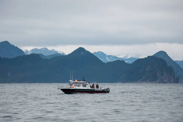 Fiskebåt Som Seglar Sjö Omgiven Kullar Och Berg Alaska — Stockfoto