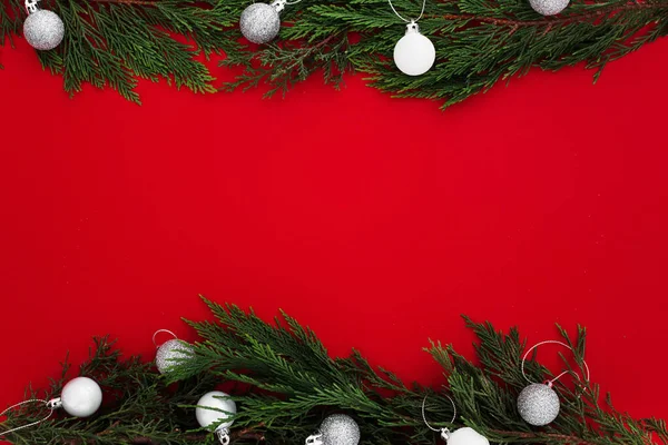 Зелені Гілочки Сосни Срібними Різдвяними Іграшками Верхній Нижній Частині Червоного — стокове фото