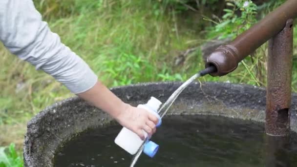 Mulher Enchendo Garrafa Água Tubo Metal Conceito Viagem Férias — Vídeo de Stock