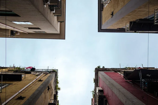 Tiro Ângulo Baixo Quatro Edifícios Apartamentos Sob Céu Luz Dia — Fotografia de Stock