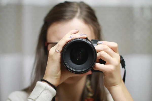 Uma Foto Close Uma Mulher Usando Uma Câmera Profissional — Fotografia de Stock