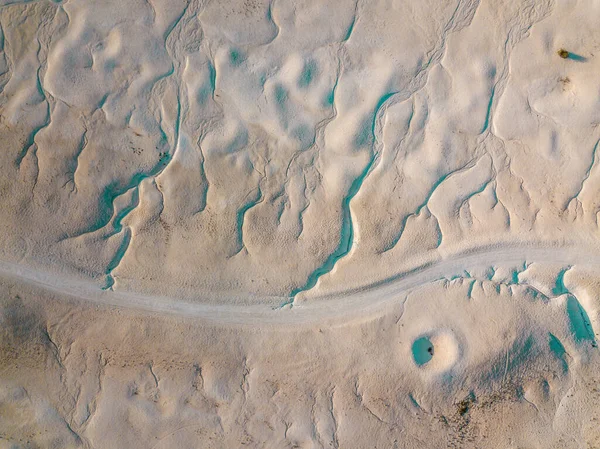 Een Luchtfoto Van Een Prachtig Landschap Met Een Zandstrand — Stockfoto