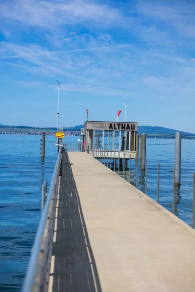 瑞士阿尔特瑙边境的一个码头 在康斯坦斯湖畔有一个木制栅栏 — 图库照片