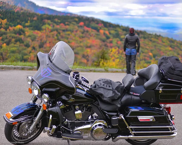 Boone Estados Unidos Outubro 2016 Uma Motociclista Desfrutando Folhagem Montanha — Fotografia de Stock