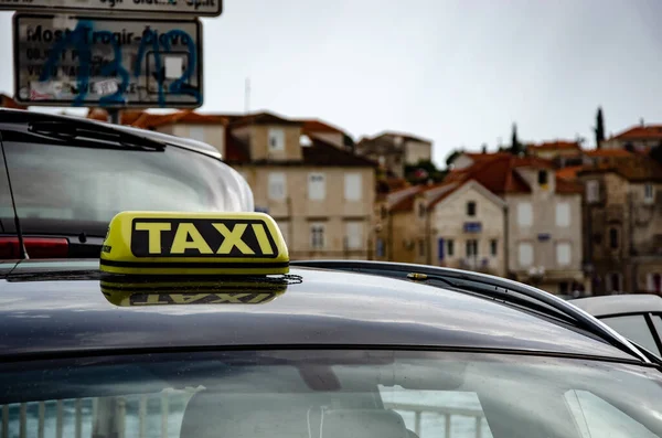 Μια Πινακίδα Ταξί Στην Οροφή Ενός Αυτοκινήτου Και Αστικό Τοπίο — Φωτογραφία Αρχείου