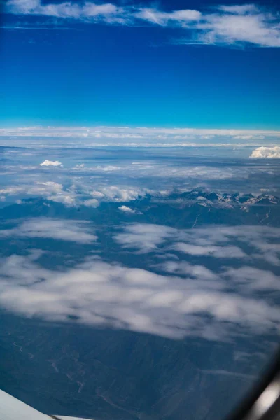 Pionowe Ujęcie Wglądu Przez Chmury Gór Pobliżu Doliny Kaszmiru Indie — Zdjęcie stockowe