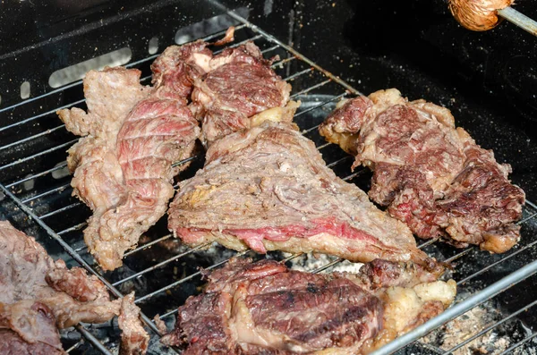 Une Vue Viande Sur Les Brochettes Métalliques Sur Gril Pour — Photo