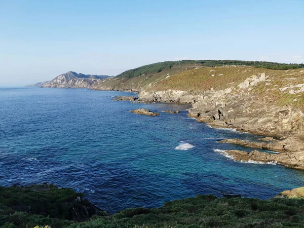 Spanya Mavi Gökyüzünün Altında Parlayan Sakin Kuzey Atlantik Okyanusu Manzarası — Stok fotoğraf