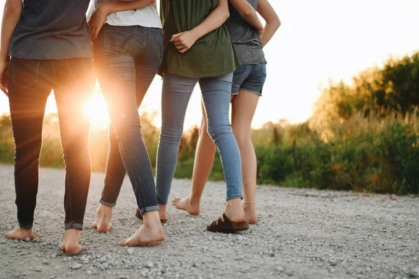 Una Vista Trasera Grupo Amigas Abrazándose Caminando Aire Libre Día — Foto de Stock