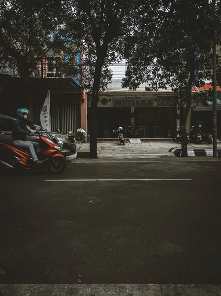 Kudus Indonésia Ago 2021 Tiro Vertical Rua Com Motociclista Kudus — Fotografia de Stock