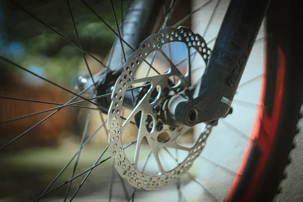 Arka Planda Bulanık Bisiklet Çarkının Yakın Plan Görüntüsü — Stok fotoğraf