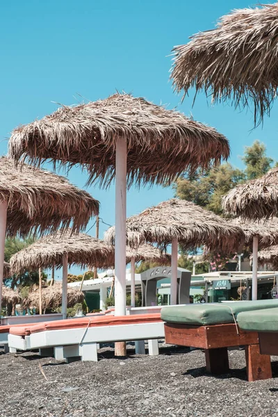 Вертикальний Кадр Парасолями Сонячному Пляжі Санторіні Греція — стокове фото