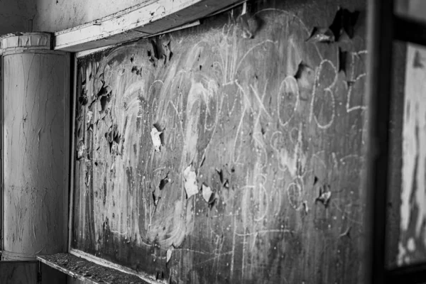 Cliché Niveaux Gris École Abandonnée Dans Village Bulgare — Photo