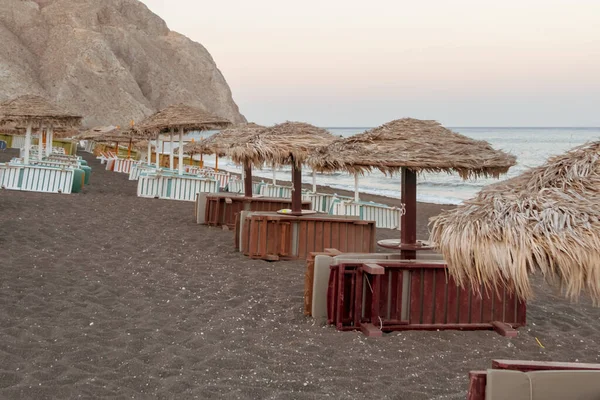 Espreguiçadeiras Guarda Sóis Fechados Uma Praia Santorini Grécia Durante Pôr — Fotografia de Stock