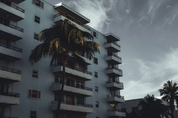 Immeuble Résidentiel Dans Une Ville Tropicale Par Temps Nuageux — Photo