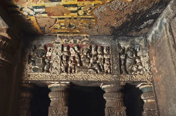 アジャンタの仏教洞窟は 紀元前2世紀からアウランガバードの約480 Ceまでの約30の岩窟の記念碑です — ストック写真
